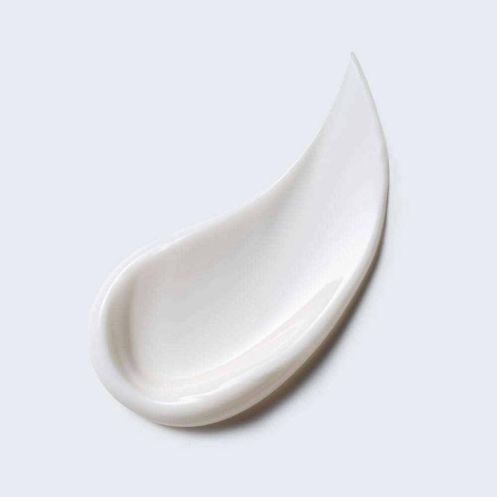 Rich non-foaming cream texture of Estée Lauder dry skin face wash