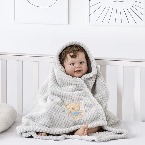 CREVENT baby basket detailed look at the ultra soft coordinated baby blankets and breathable cotton infant clothing items.