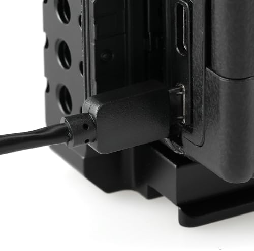 Right angle three point five millimeter TRS audio connector end of the Alvin's Cables sync cord.