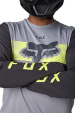 Drop-tail hem design on the back of the Fox Ranger Off Road Jersey