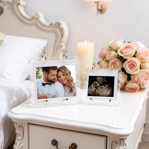 Close up of Mlatnod small pregnancy keepsake album detailing the clear protective photo sleeves
