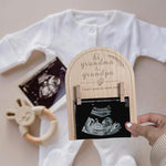 Close up details of the premium wood grain on the BGFMVS three by four inch ultrasound keepsake frame