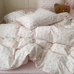 Detailed shot of the hidden smooth zipper closure mechanism along the edge of the bedding set.