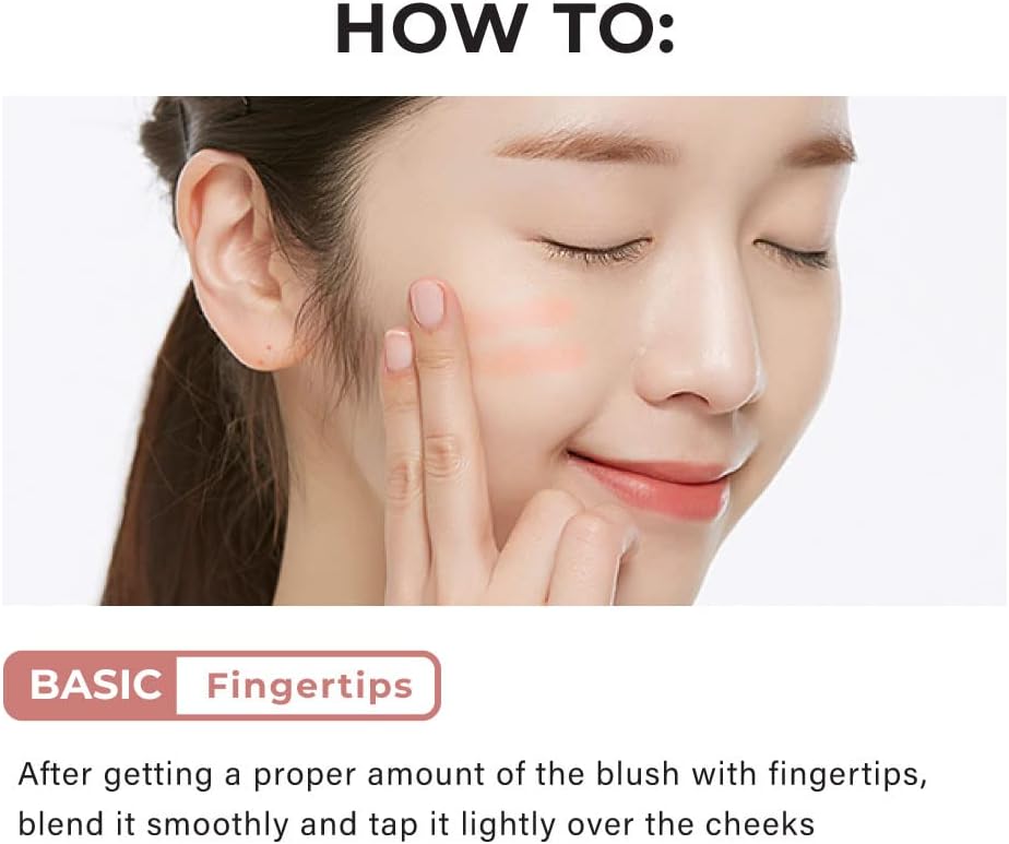 A'Pieu Juicy-Pang Jelly Blusher applying with fingertip