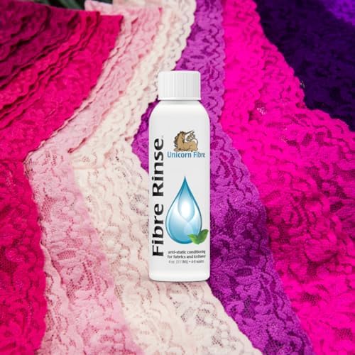 Non-yellowing conditioning rinse for synthetic and natural fibers