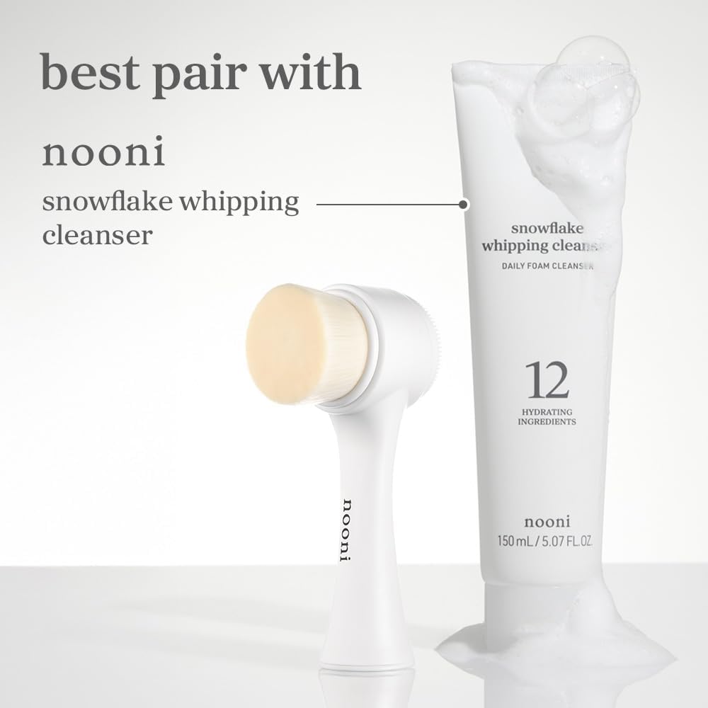 Side profile of the compact Nooni manual skincare brush detailing both the bristle and silicone cleansing sides