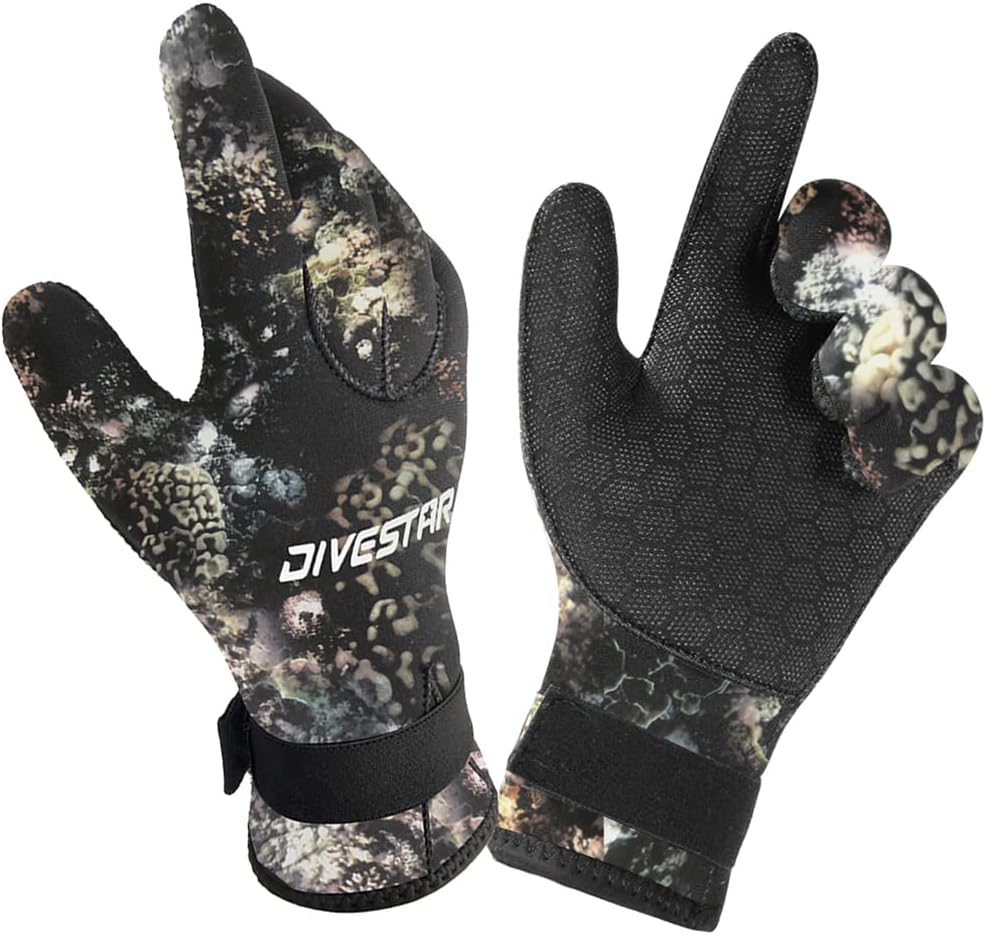 Skyone kayaking gloves in action