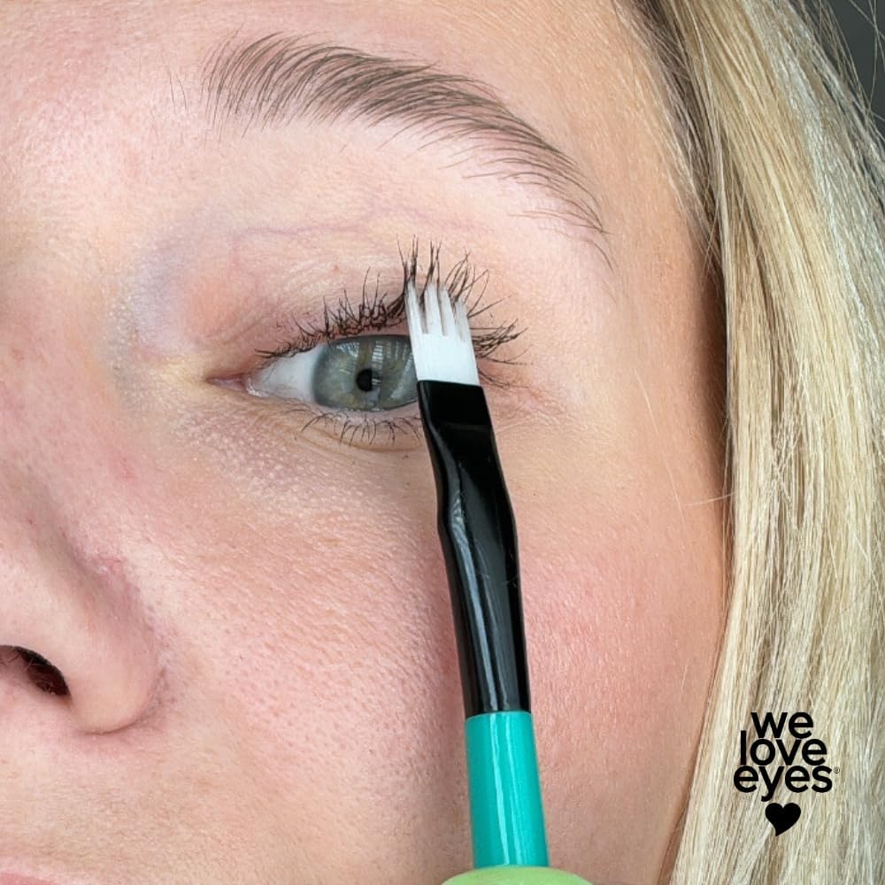 We Love Eyes Eyelash Cleansing Brush bristles close up