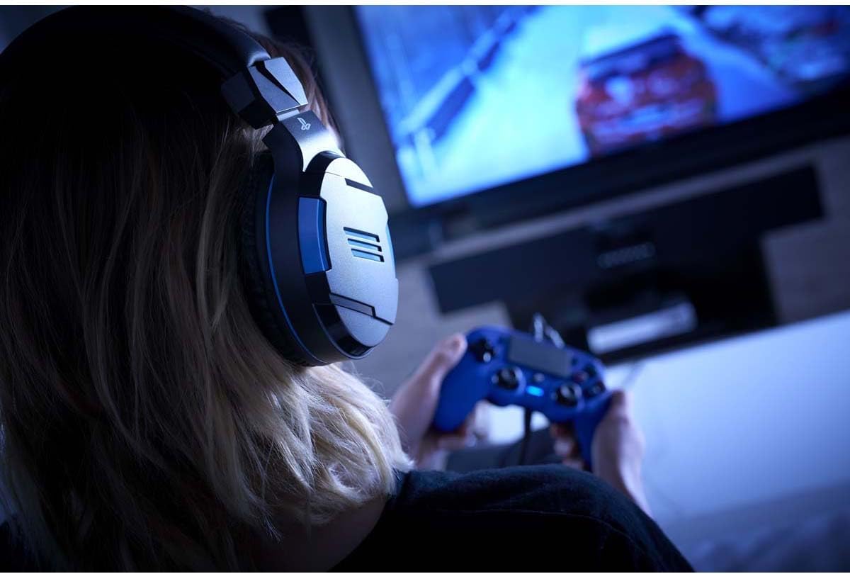 Bigben V3 gaming headset close up of in-line volume and mute control
