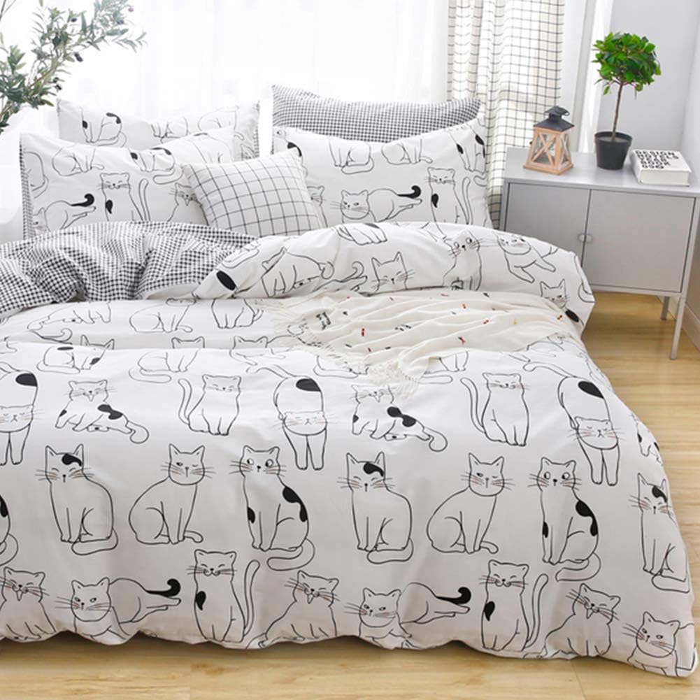 LAYENJOY Cats Duvet Cover Set Queen showing reversible cartoon cat print on bed