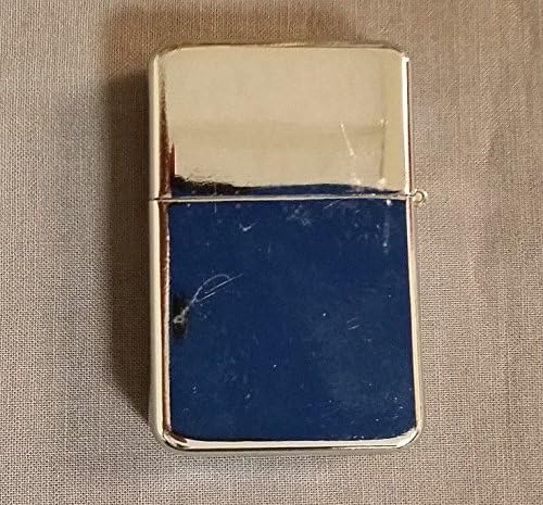 Close up of the detailed Delaware state flag graphic on the metal wallet