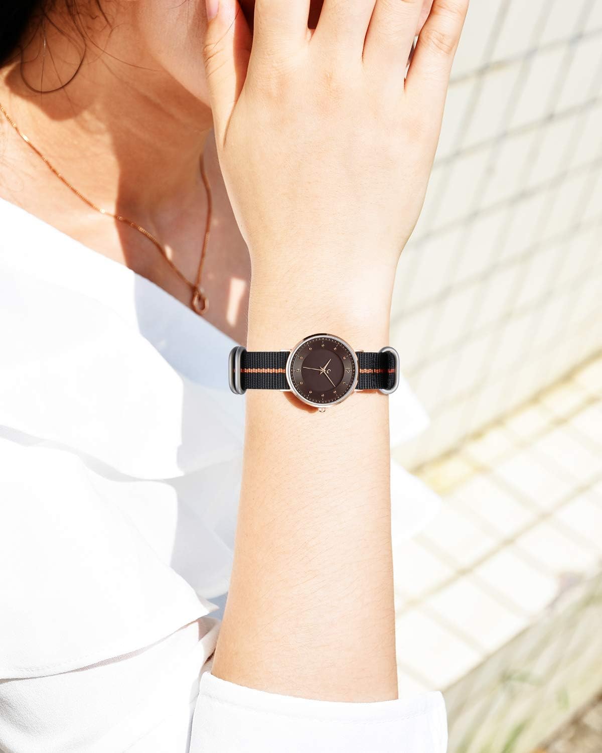 BINLUN G10 watch strap buckle and hardware detail