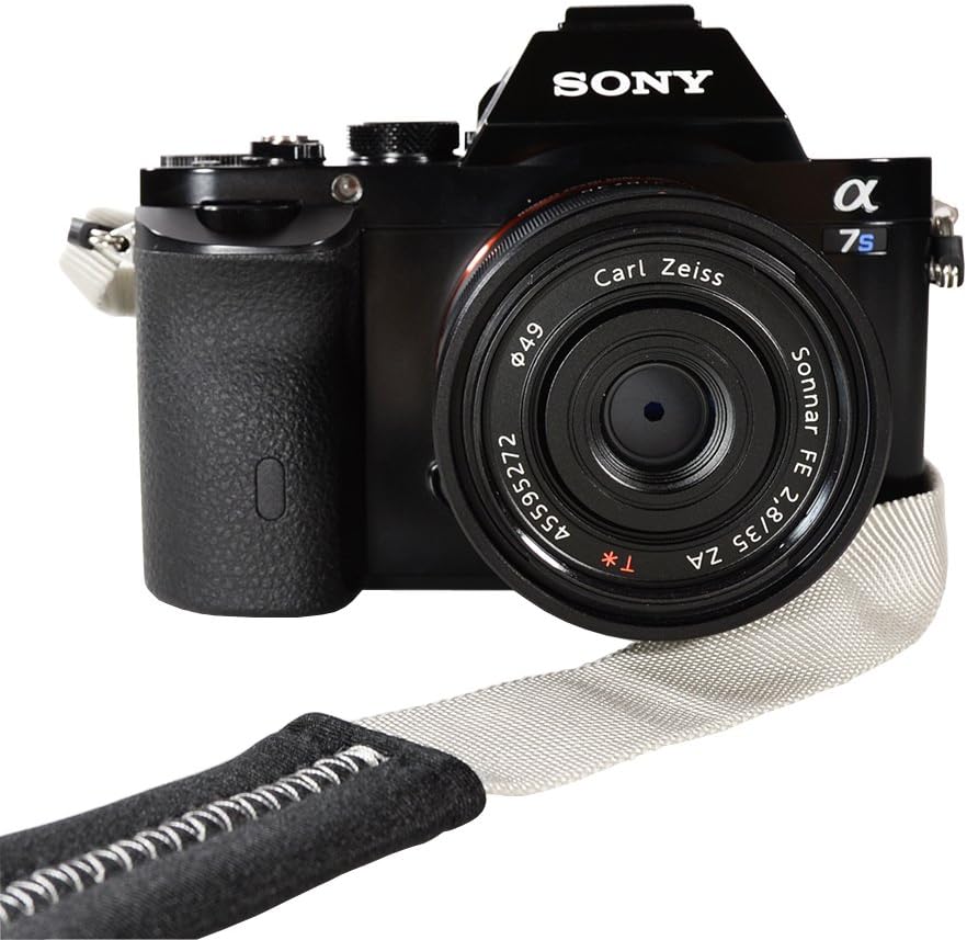 Full length view of Foto&Tech camera neck strap