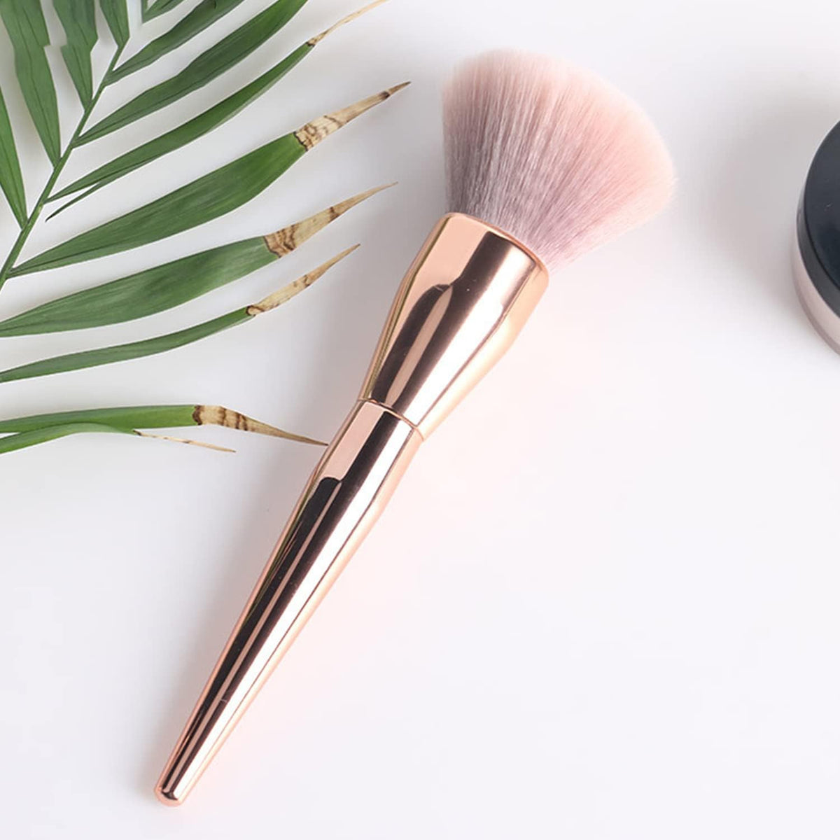 DANNEASY powder makeup brush showcasing metallic handle design