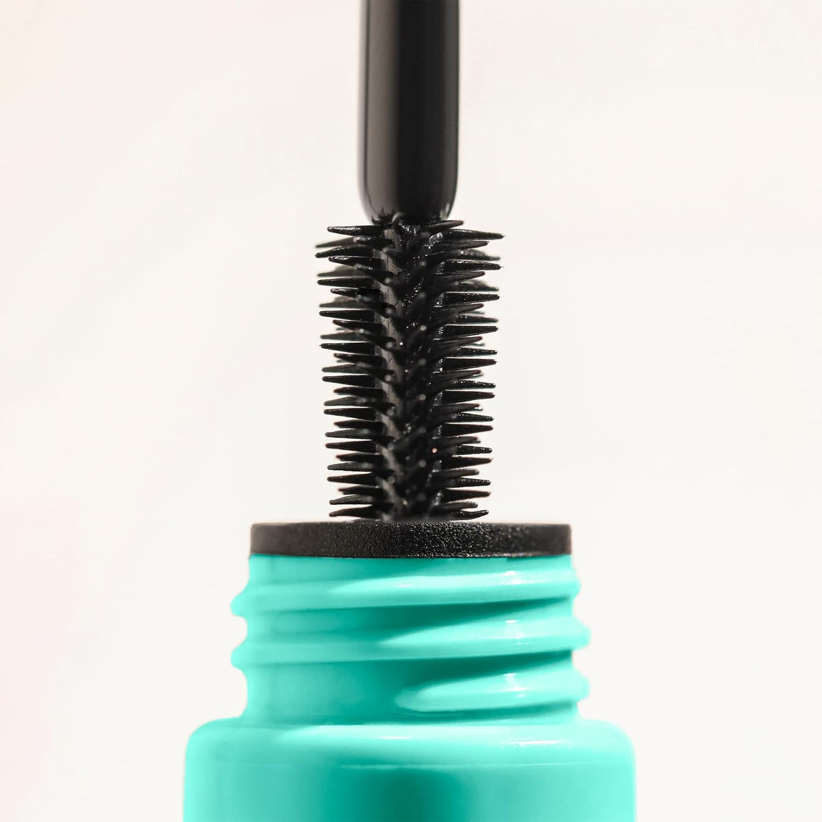 Comparison of lashes before and after Milani tubing mascara