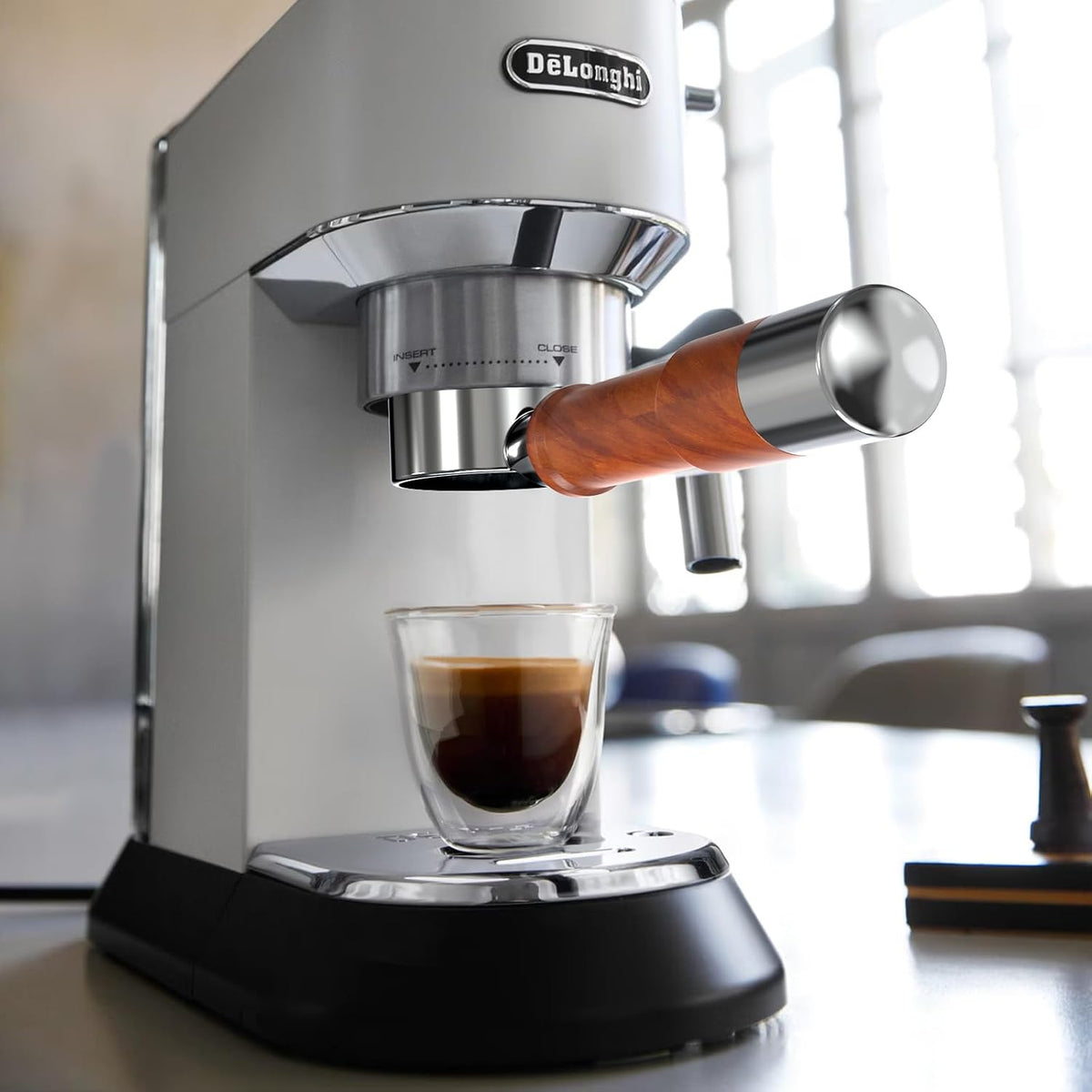 Espresso extraction stream flowing from bottomless basket