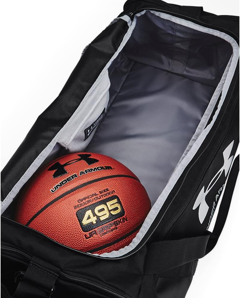 Under Armour Undeniable 5.0 Duffle Bag vented shoe pocket detail