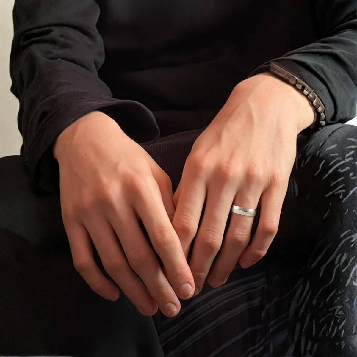Oxford Ivy wedding ring high polish finish detail