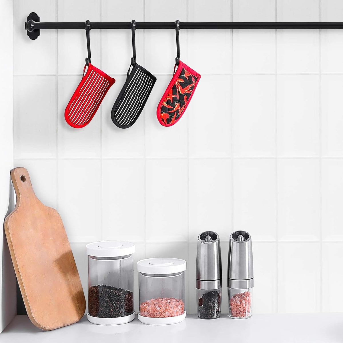 Leadiy machine washable pan handle sleeves angled lifestyle shot