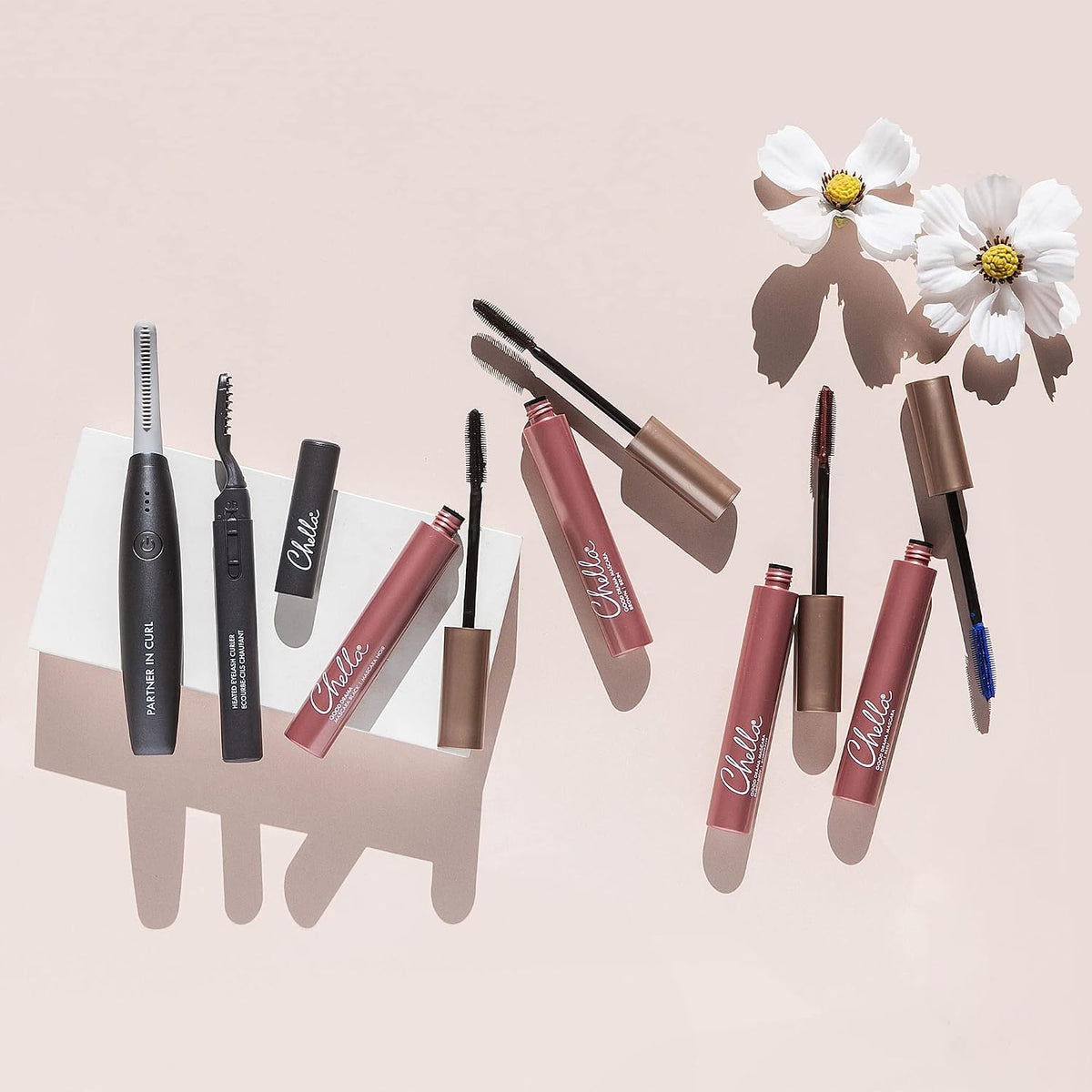Chella Deluxe lash curler in hand demonstration