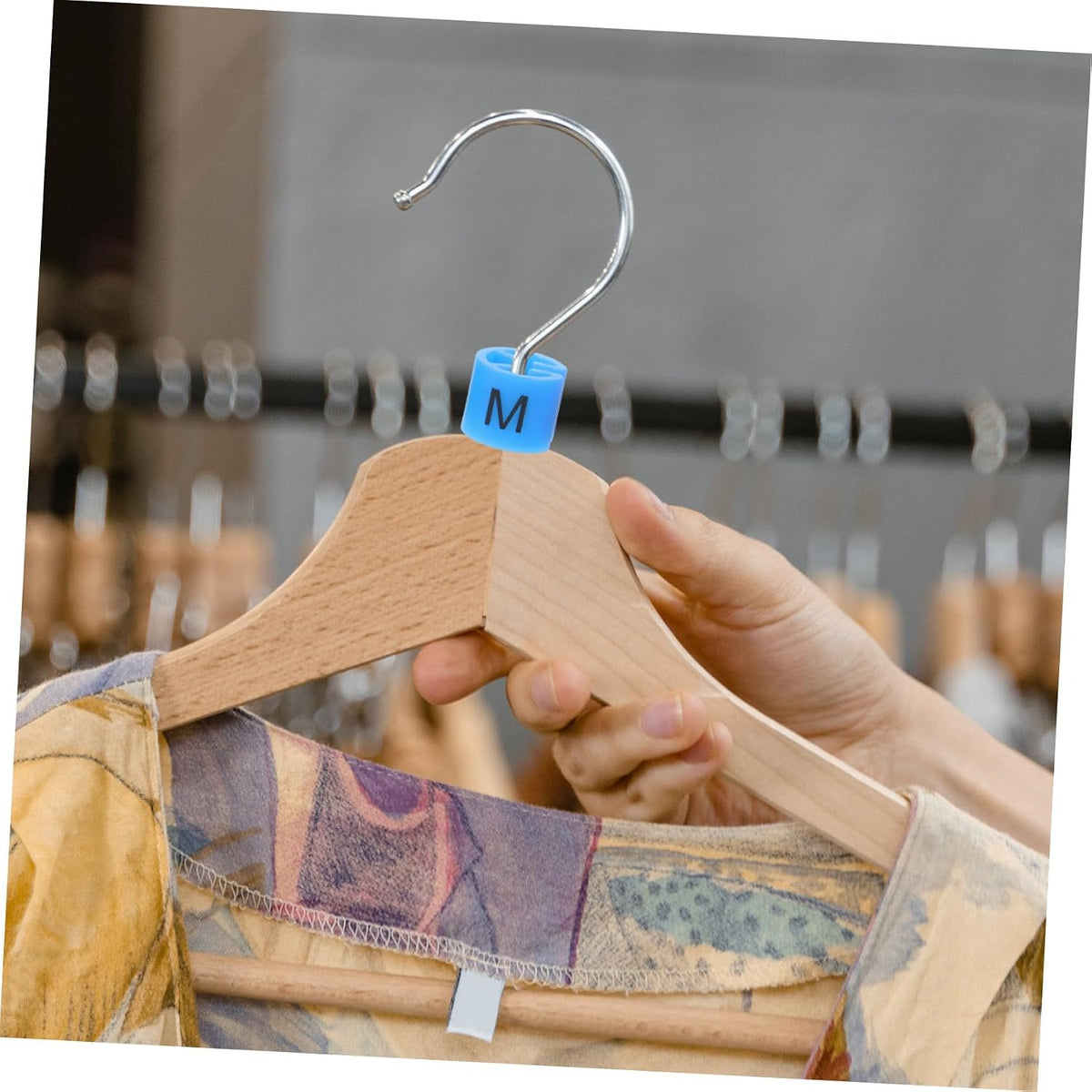 Side slit design of plastic hanger sizer clip