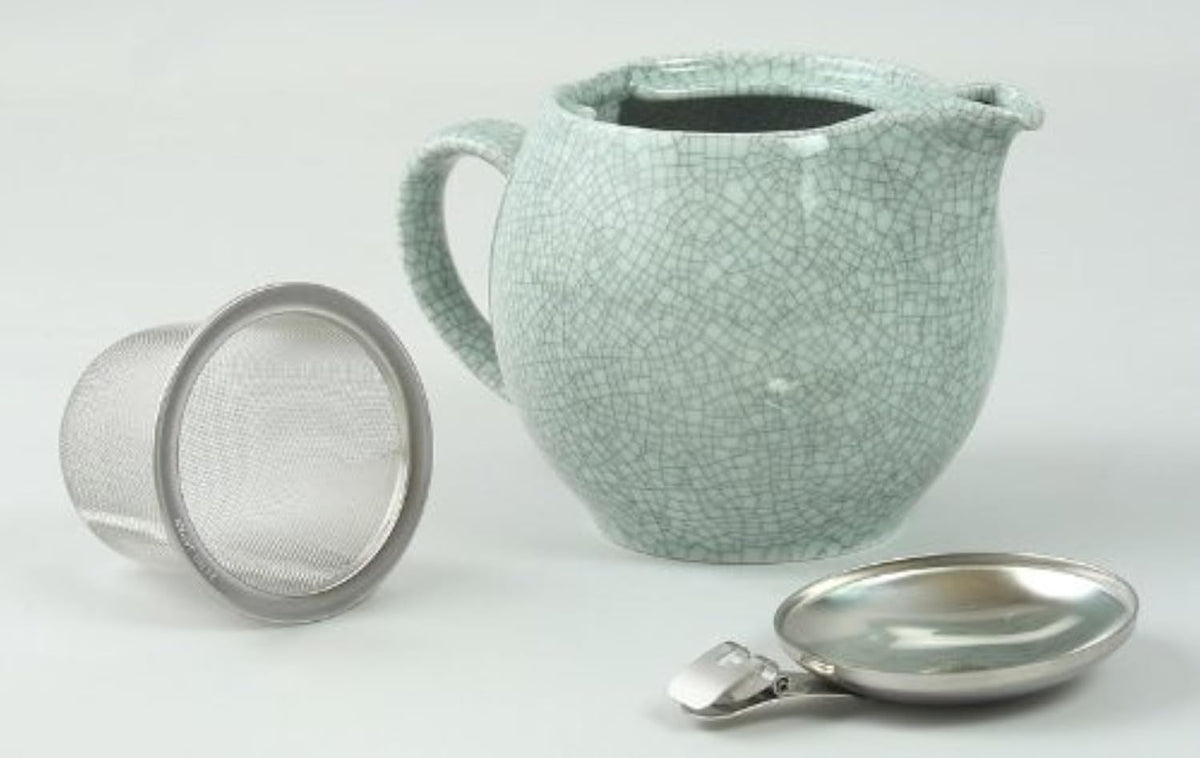 Zero Japan teapot stainless steel lid and infuser close up