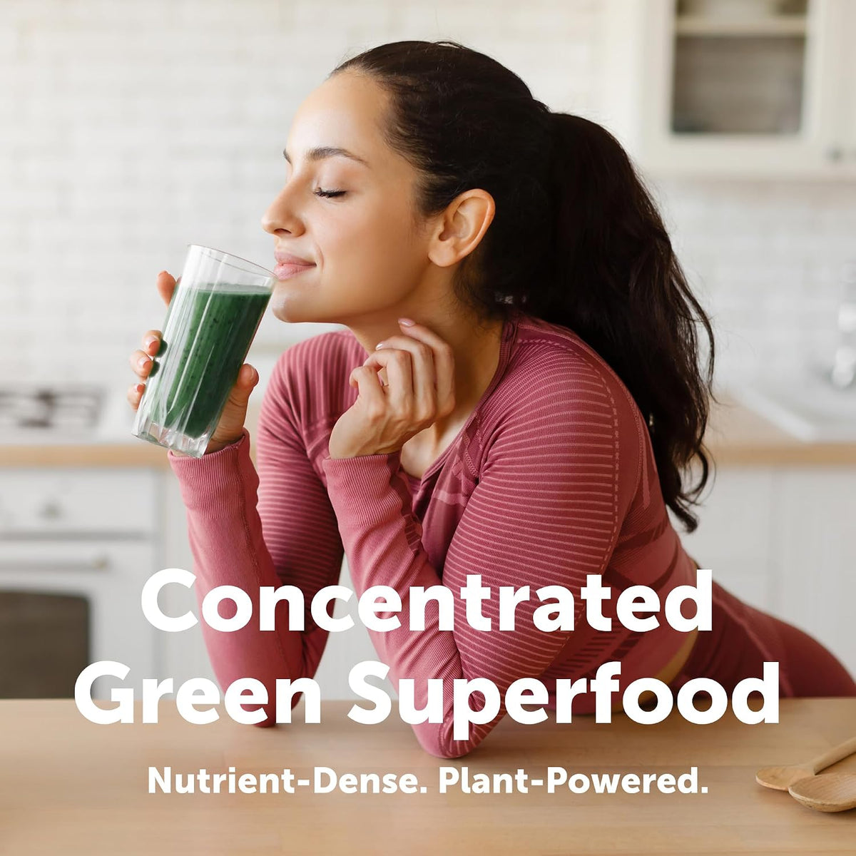 Green smoothie prepared with organic spirulina powder