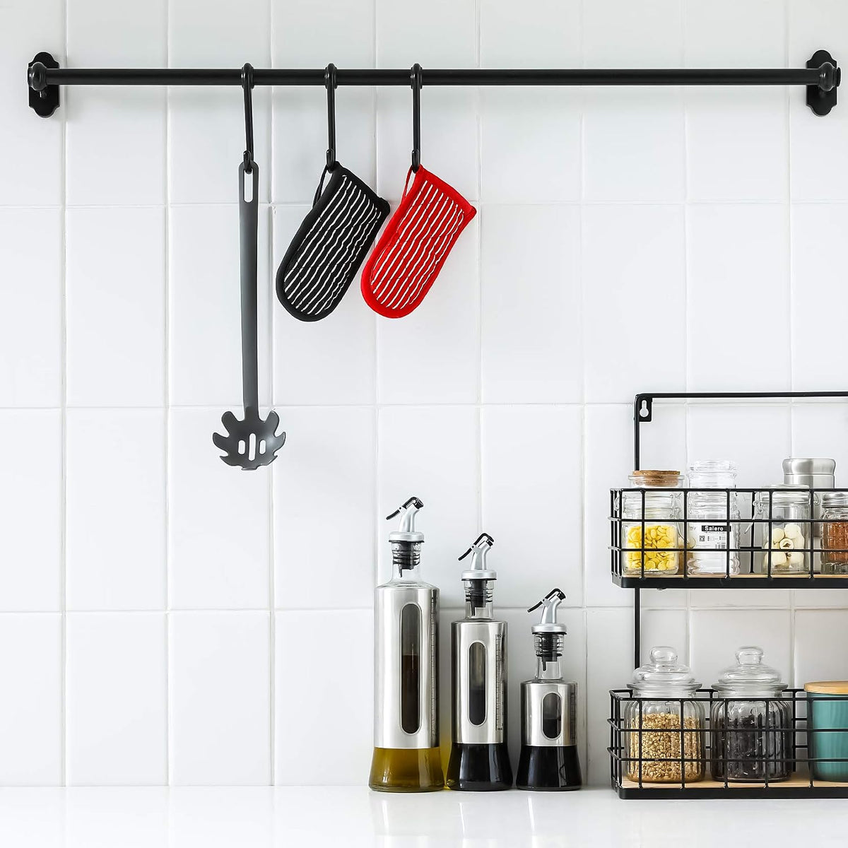 Leadiy kitchen handle mitts paired together on white background