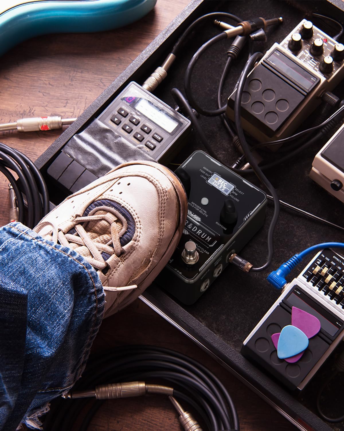 Packaging and included accessories of the imported STRICH Circle Loop pedal