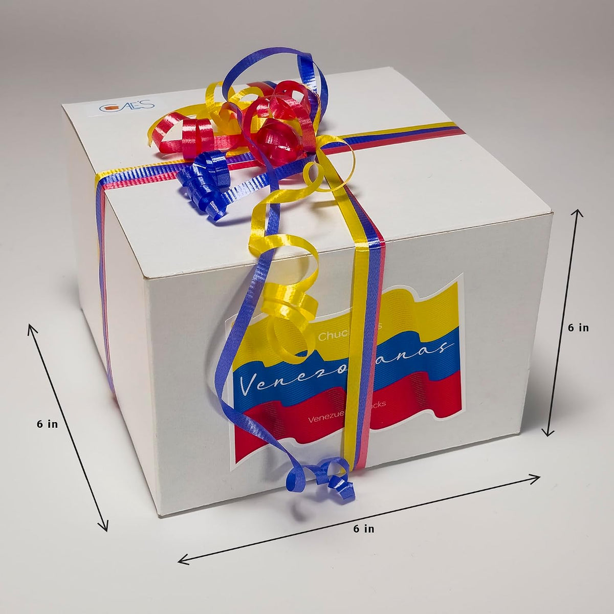 Calesbox Chucherias Venezolanas variety snack box side view highlighting packaging details.