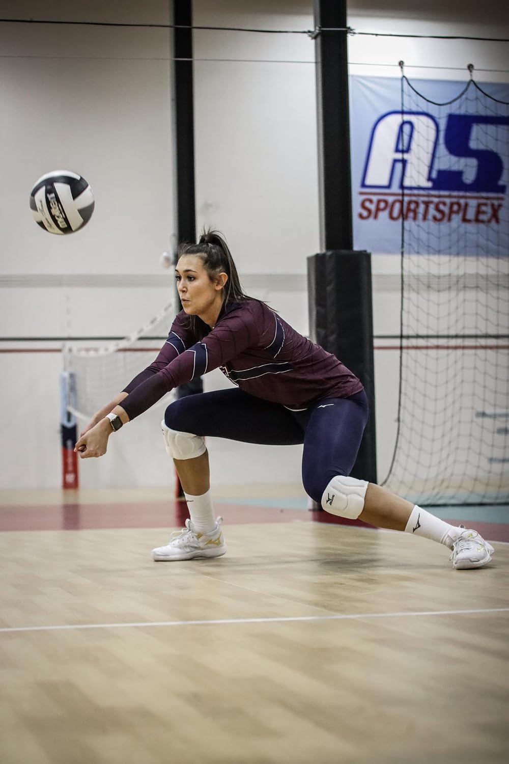 Rear view showing stretchable elastic band of volleyball kneepad