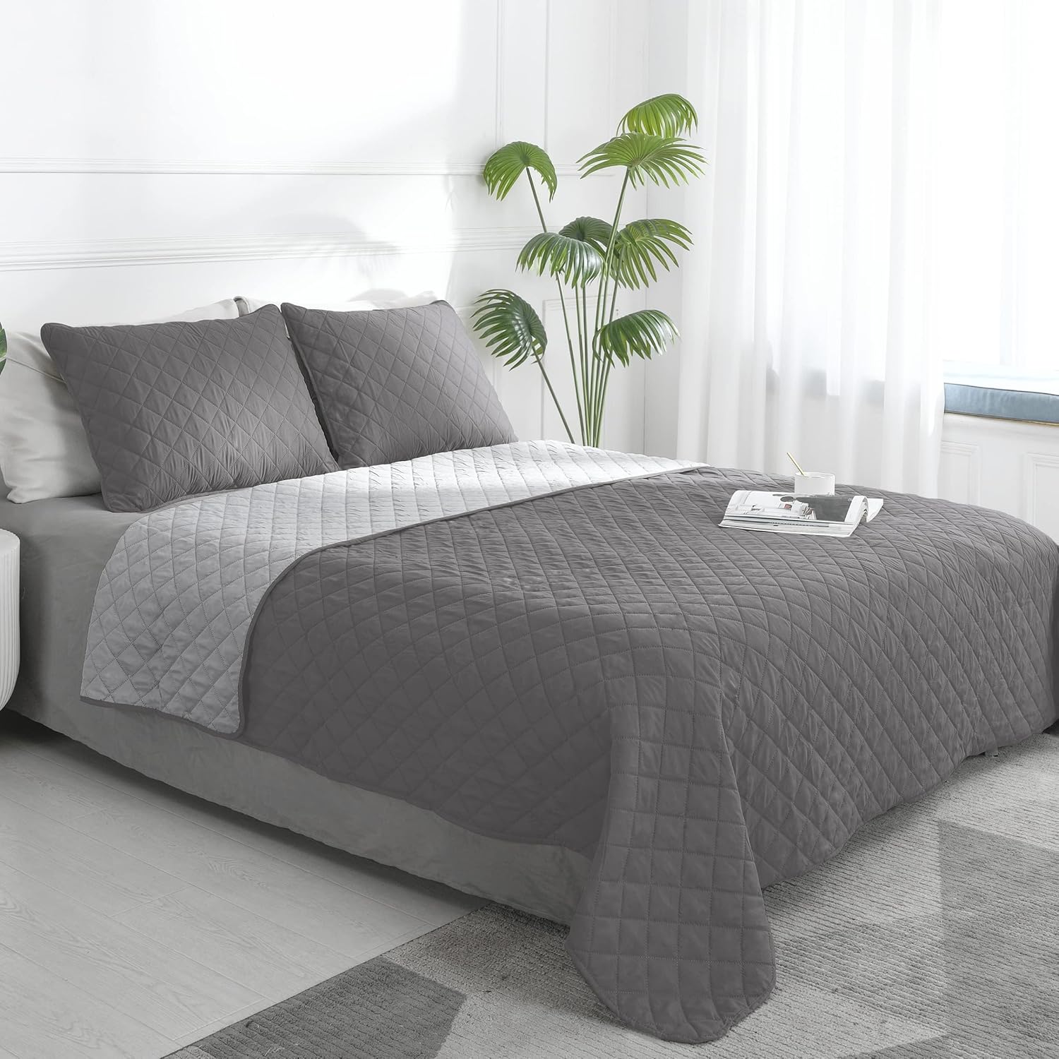 Easy-Going reversible quilt set in gray and light gray