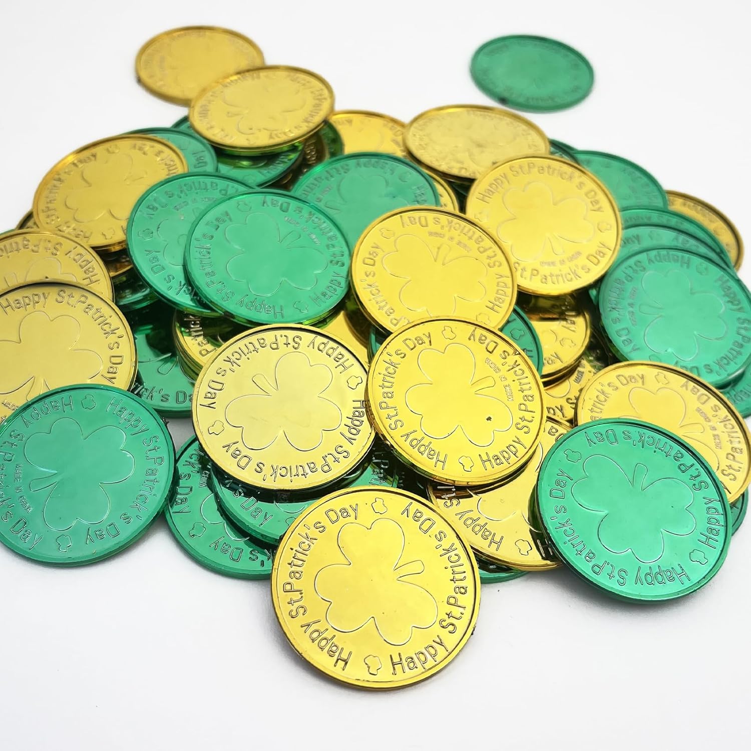 UOUYOO 100 Pieces Clover Coins front view showing engraved plastic shamrock patterns for party favors.