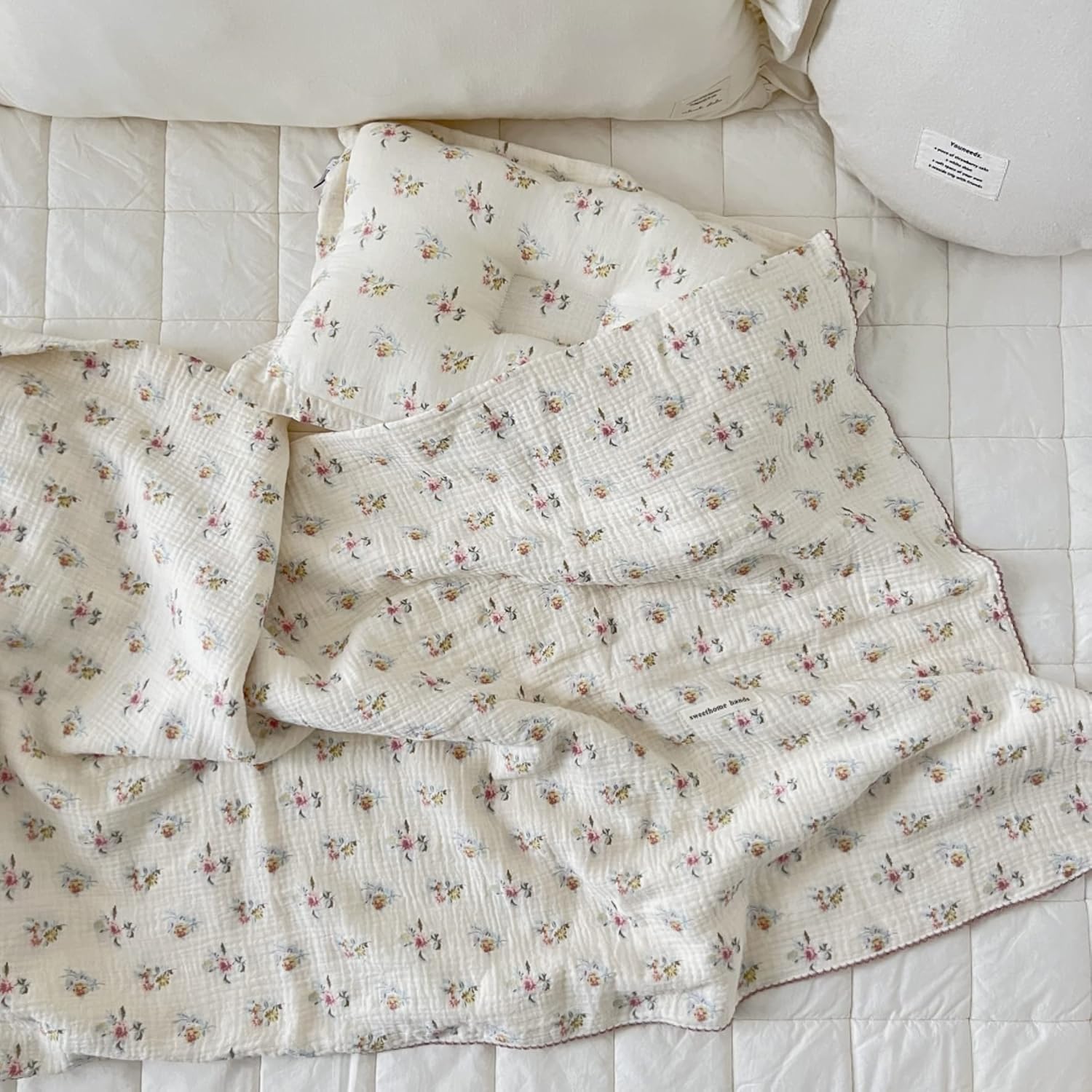 BuLuTu cotton muslin toddler blanket front view showcasing the azalea little flower print.