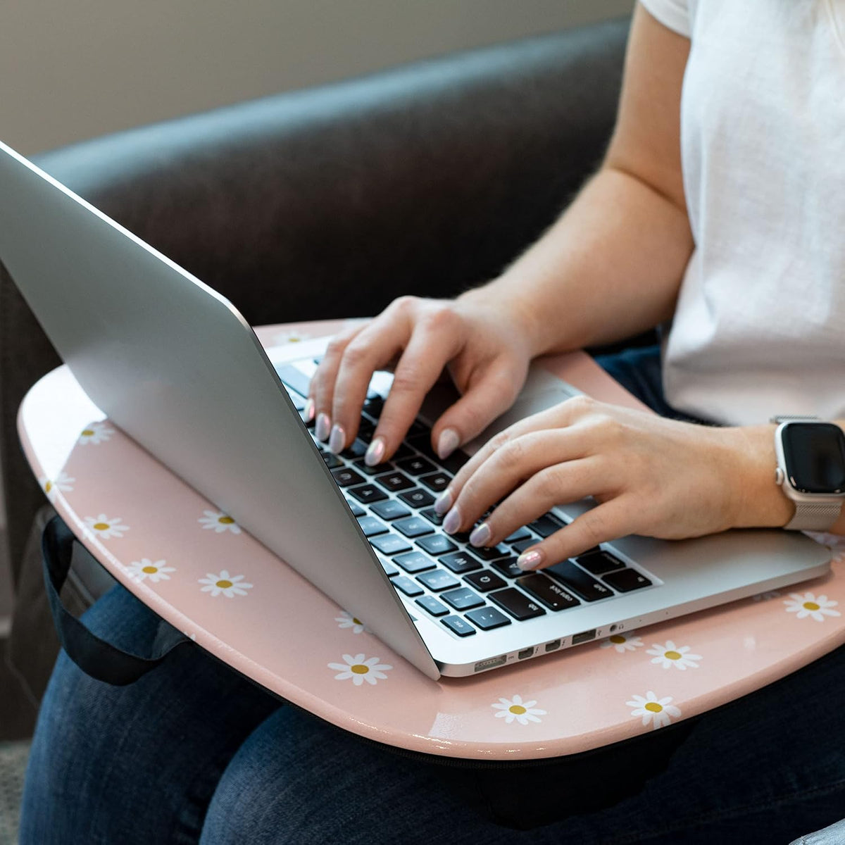 Built-in carry handle detail on LapGear MyStyle lap desk