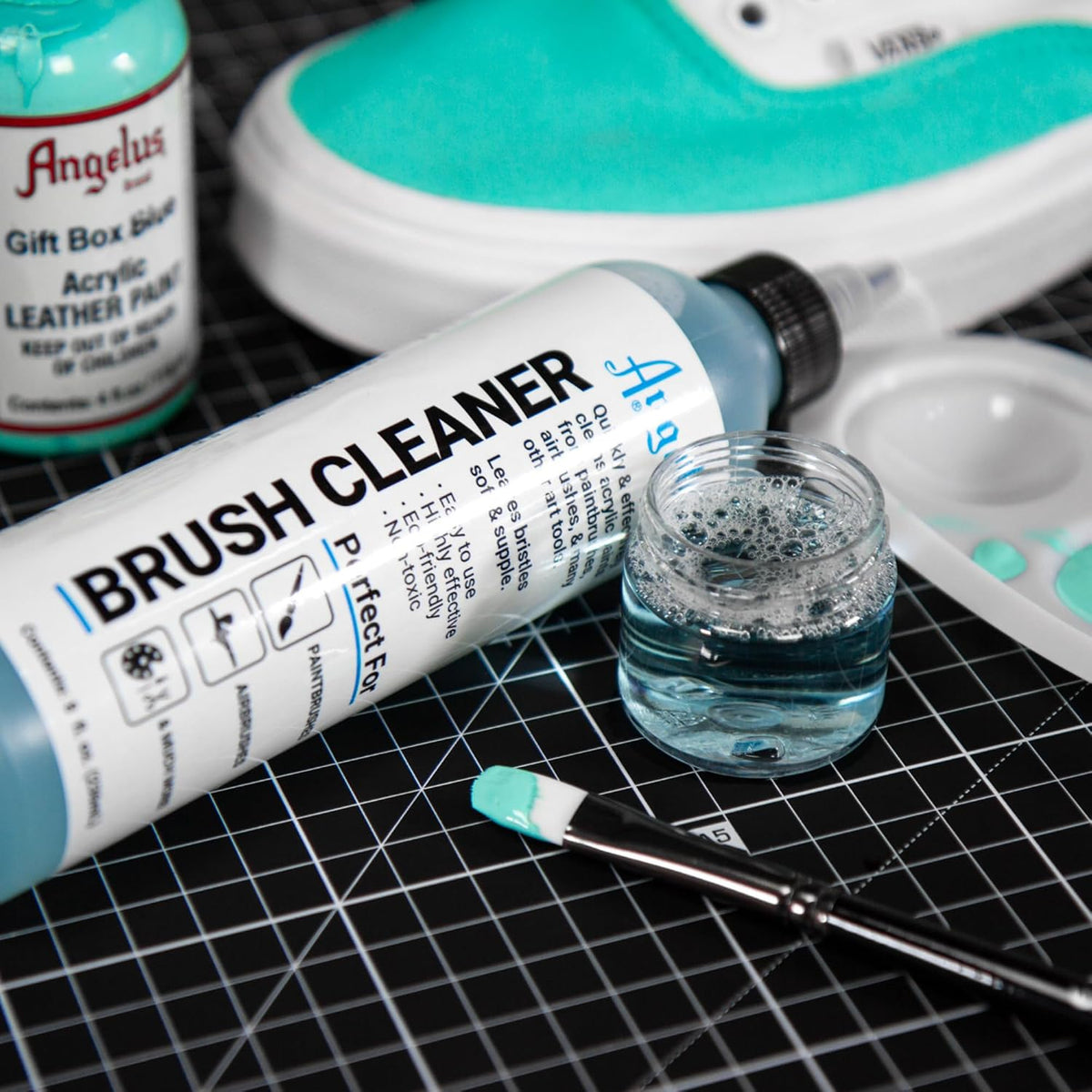 Angelus brush cleaner maintaining airbrush parts