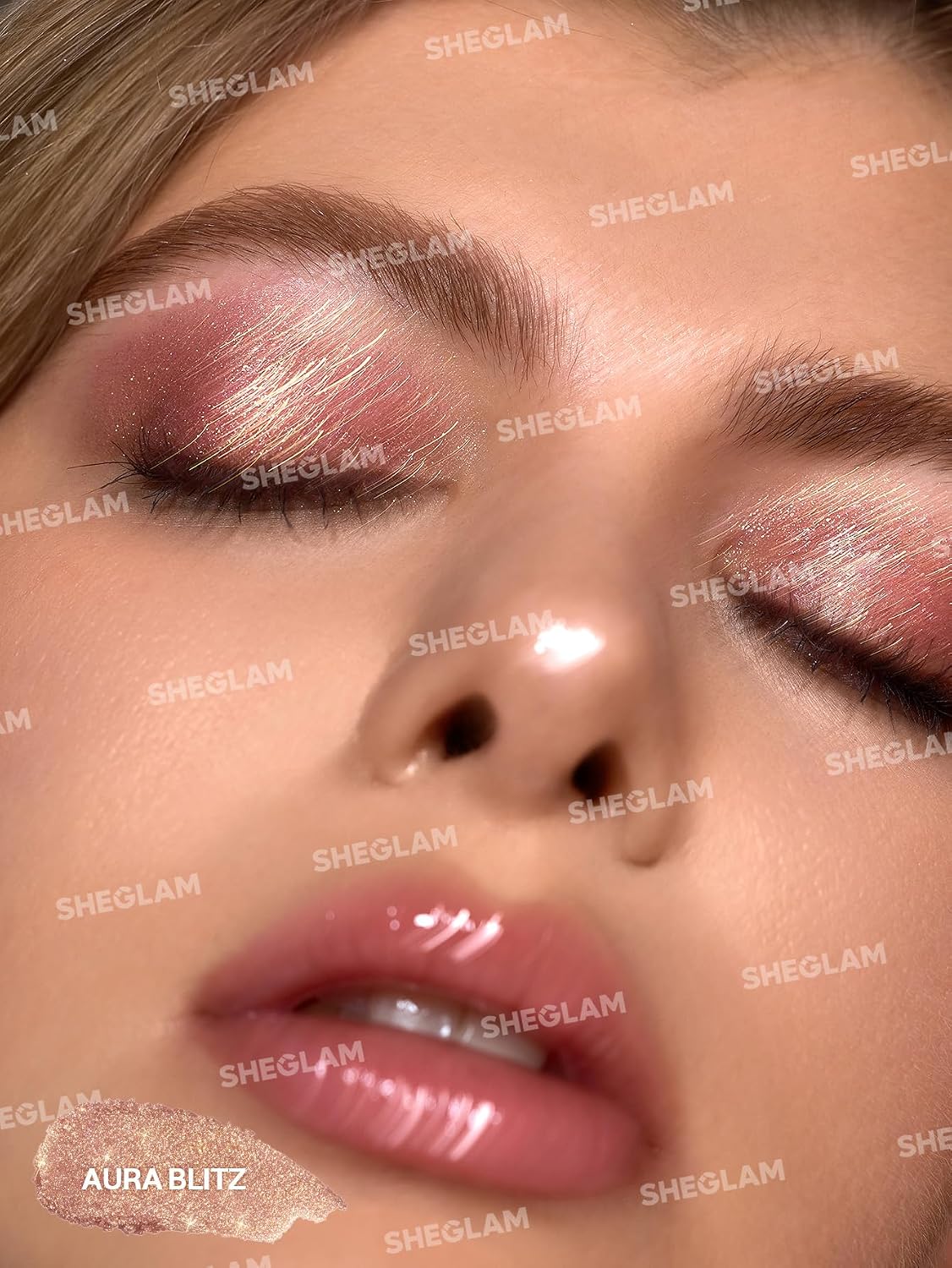 Water infused cream eyeshadow crayon in the sparkling shade Aura Blitz.