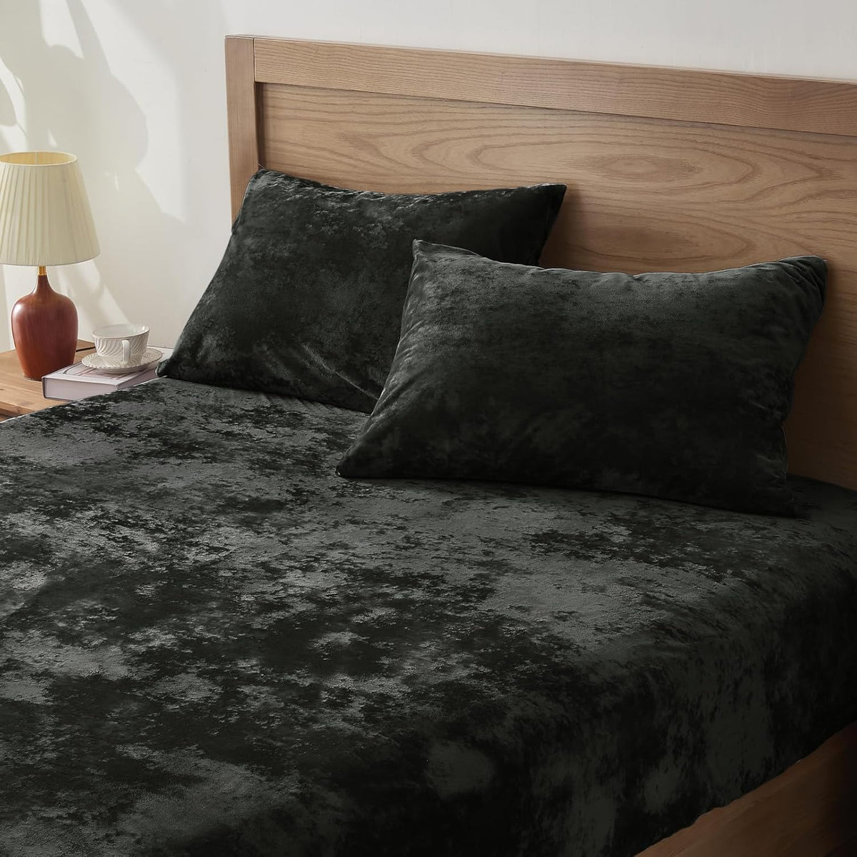 Bedelite velvet fitted sheet and pillowcase set in black