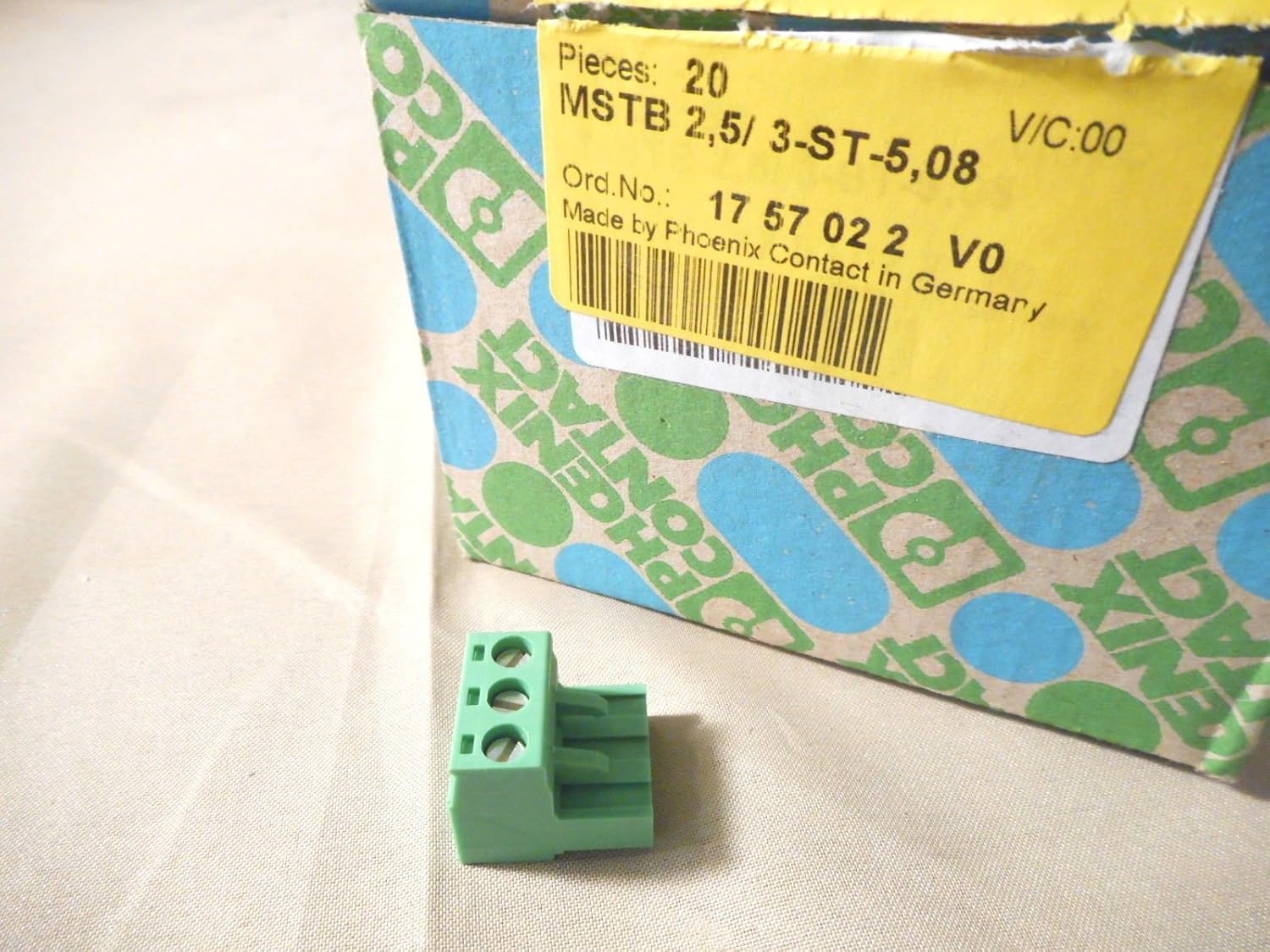 Phoenix Contact 1757022 terminal block plug front view industrial connector