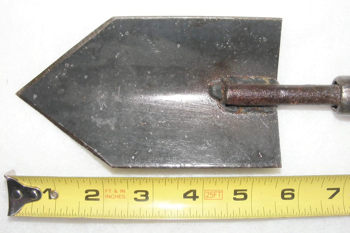 Trap Shack Company D Handled Trowel Wide Blade ergonomic D grip handle close up