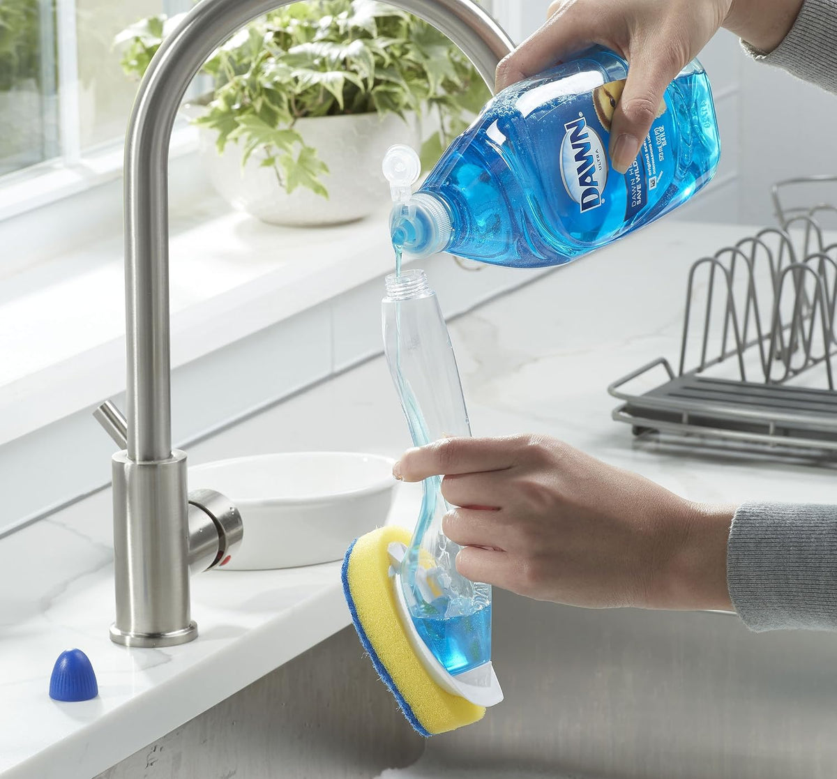 Dawn soap dispensing dishwand scrubber head with scraper detail