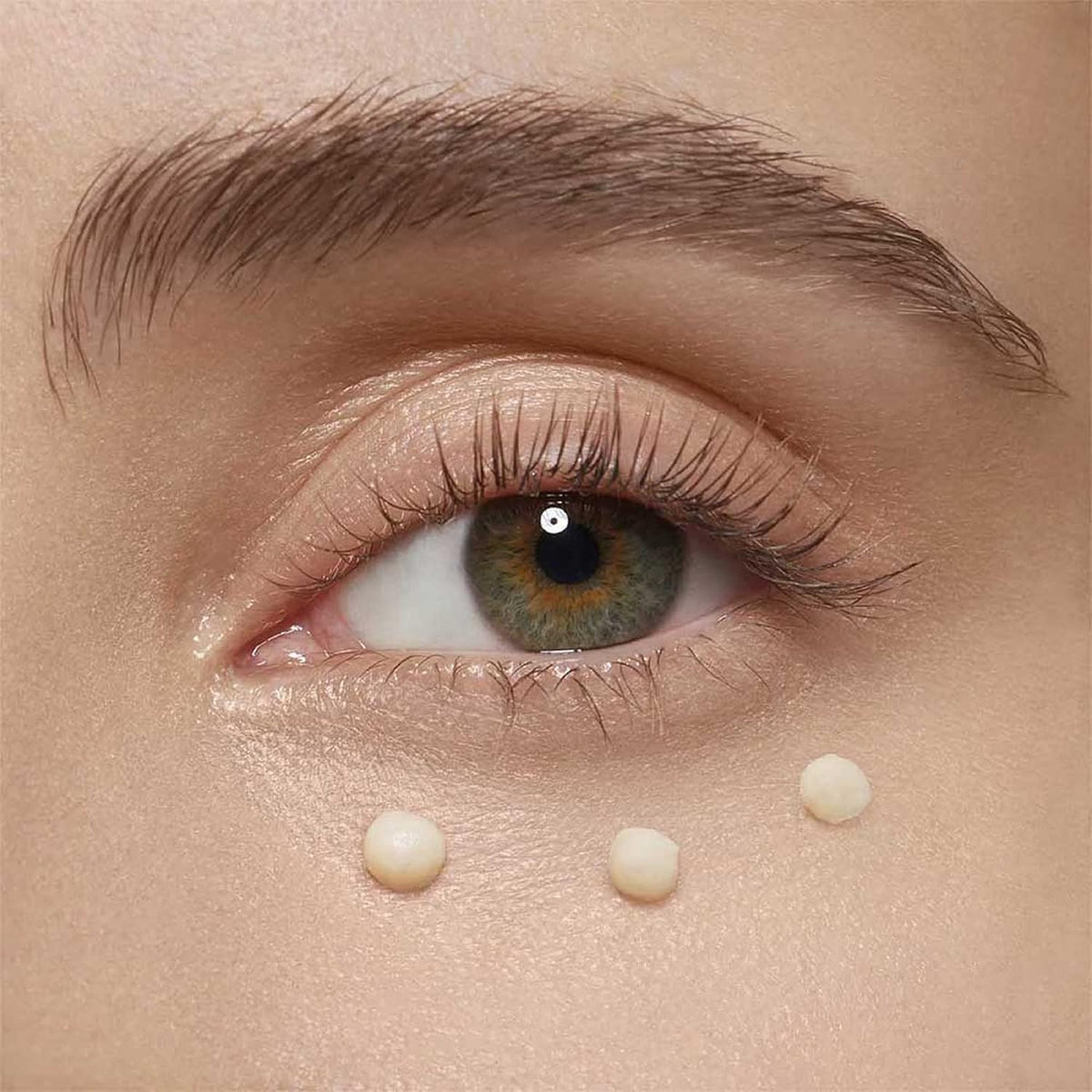 Texture showcase of Clarins Total Eye Smooth 2-in-1 eye balm and mask.