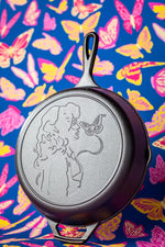 Lodge skillet dual pour spots close up