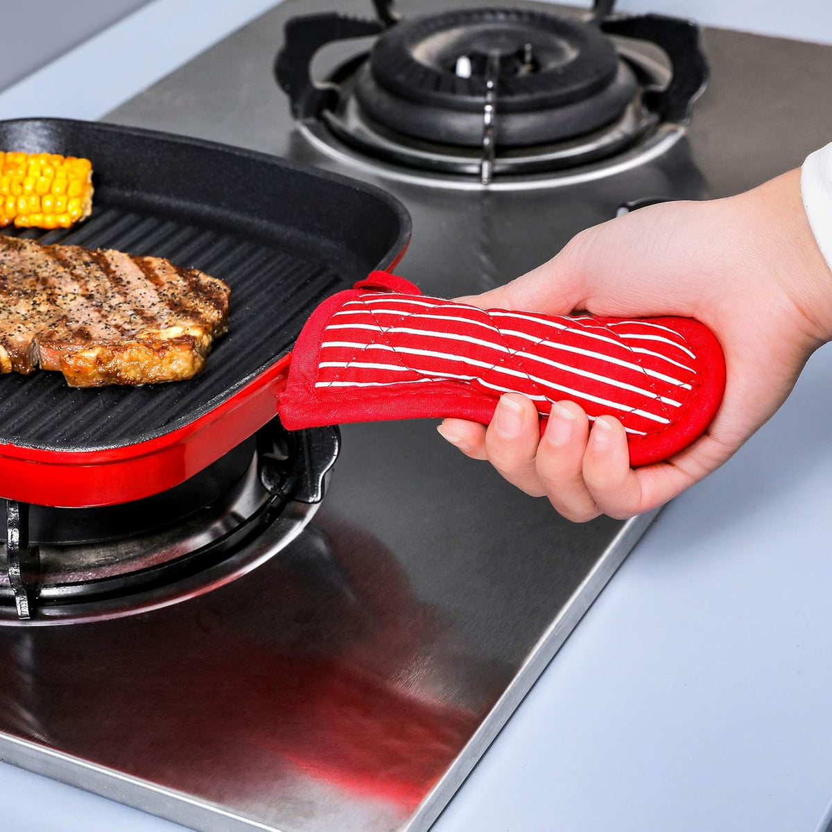 Leadiy heat-resistant pot handle covers showing thick quilted fabric material