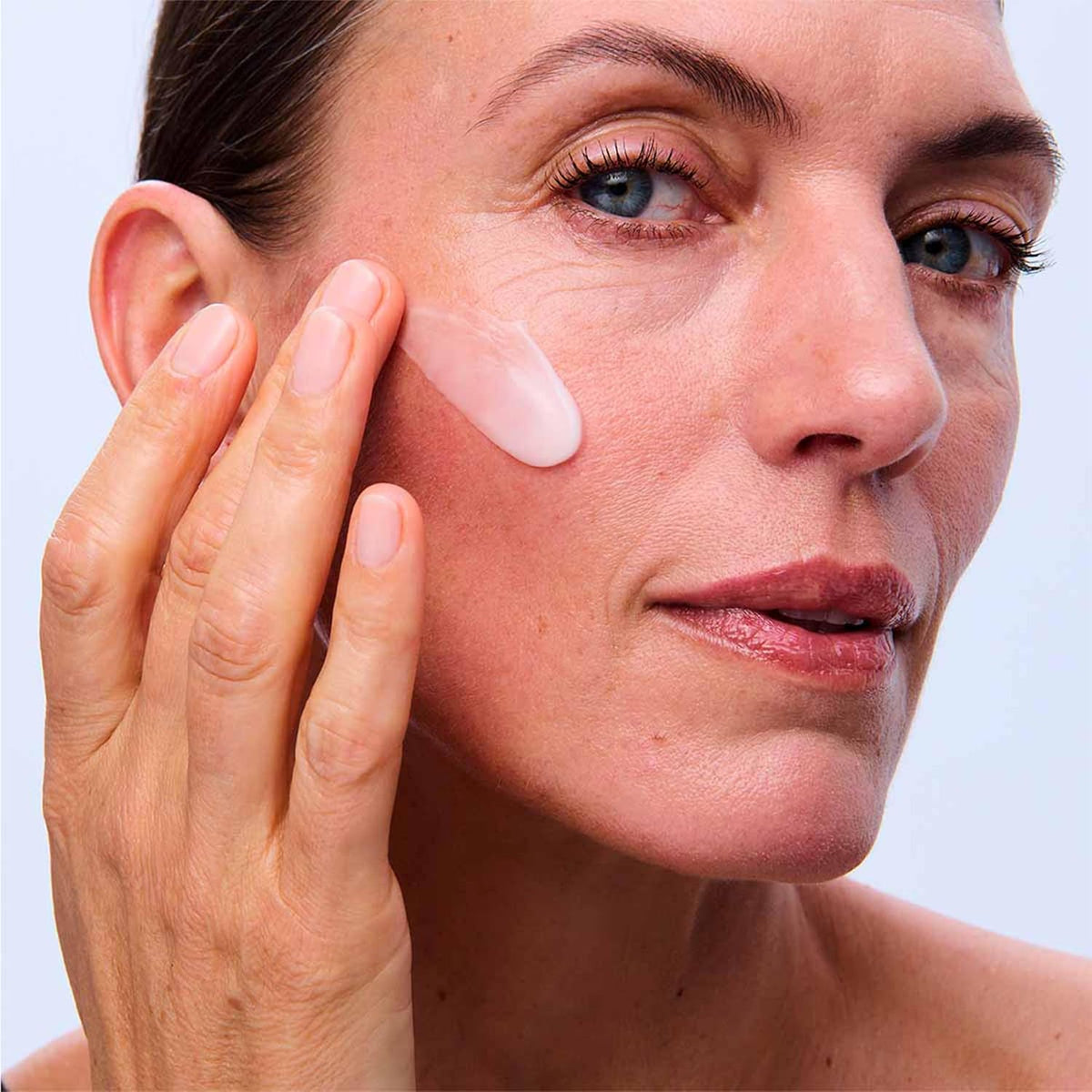 Clarins Nutri-Lumière Night Cream side profile of gold jar