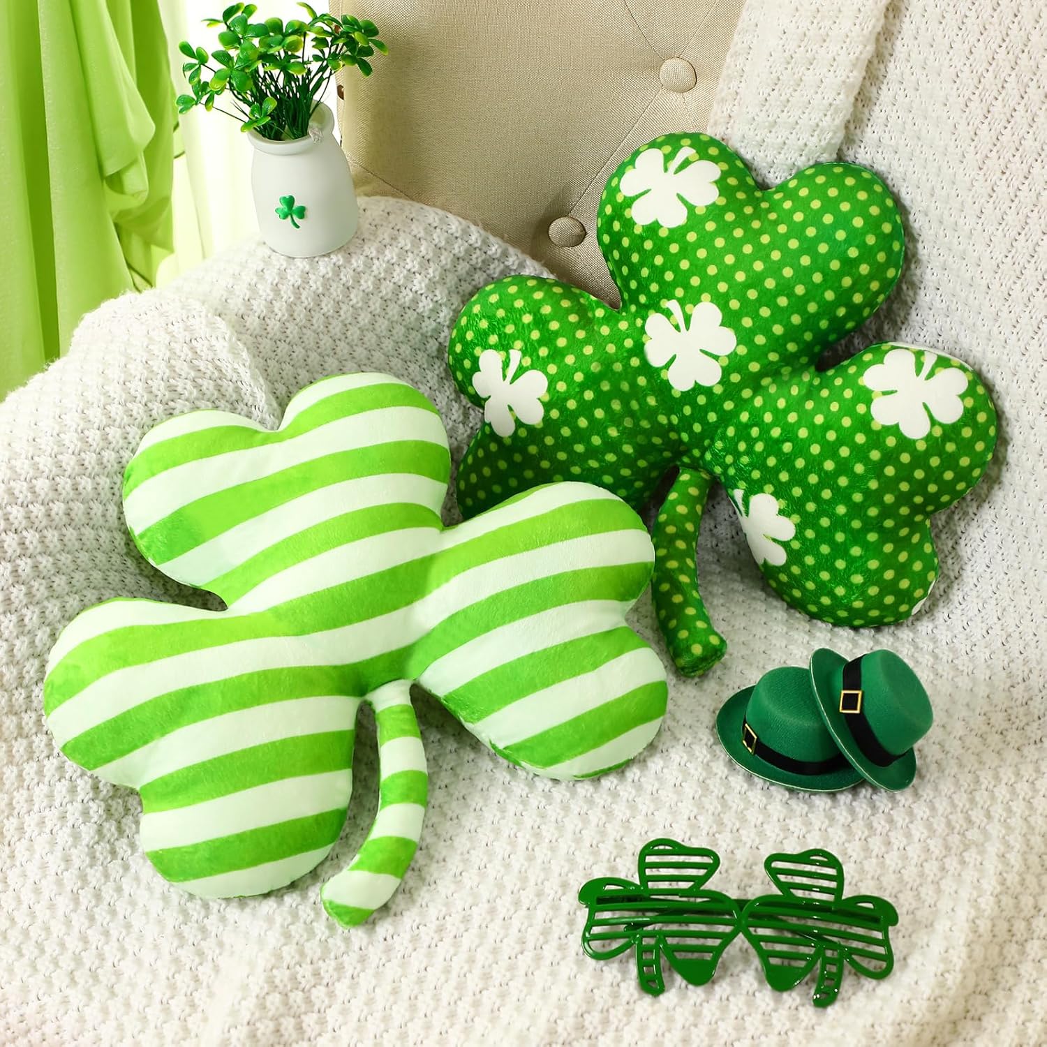 Soaoo 2 piece shamrock shaped throw pillows front view