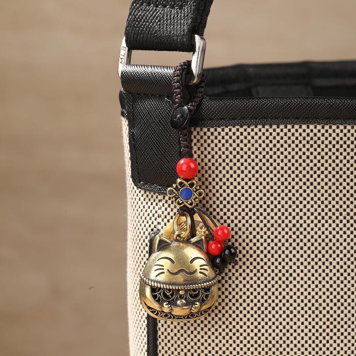 Mansiyuyee lucky cat keychain showing feng shui coins detail