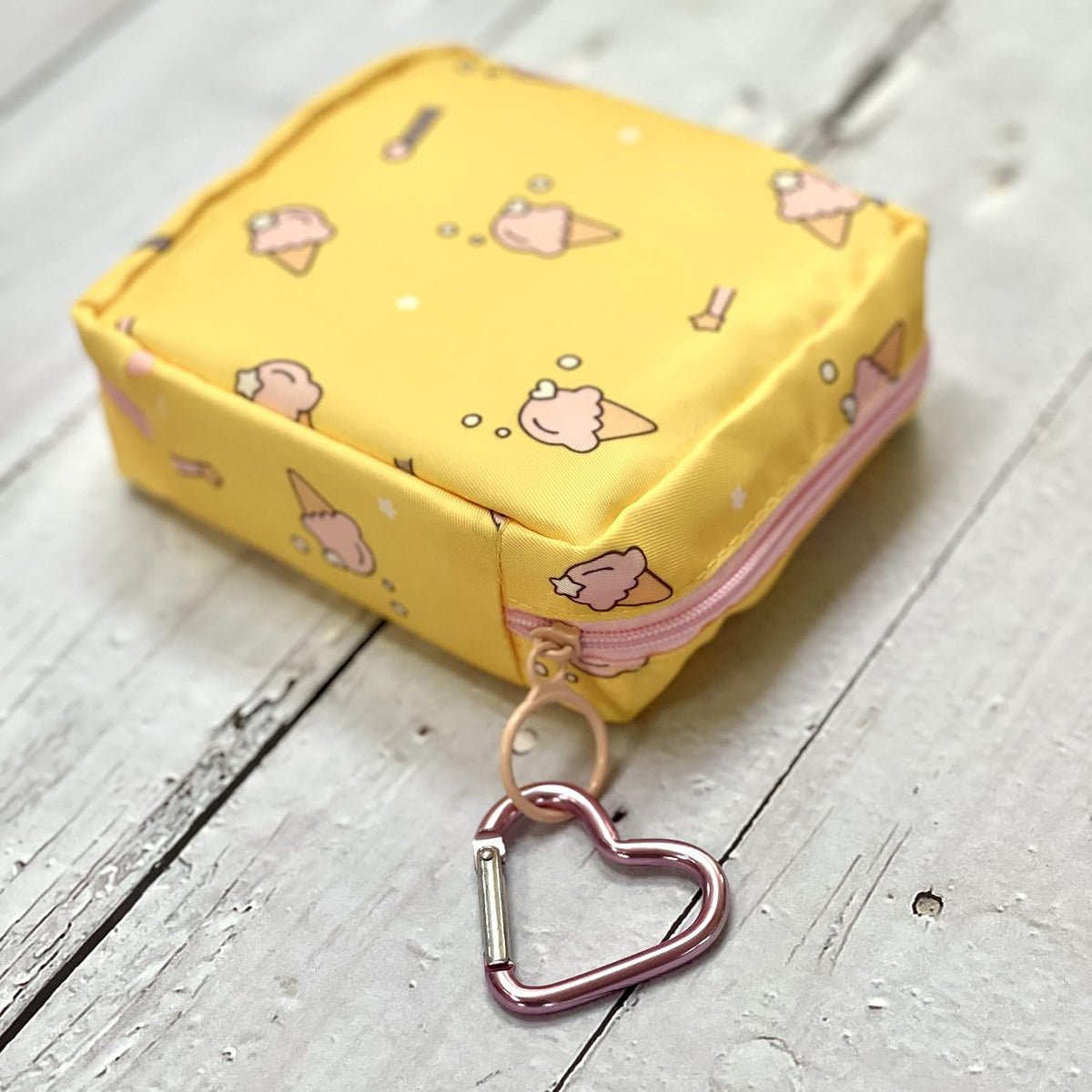 Adorable Pink Peri portable nylon storage pouch zipper detail