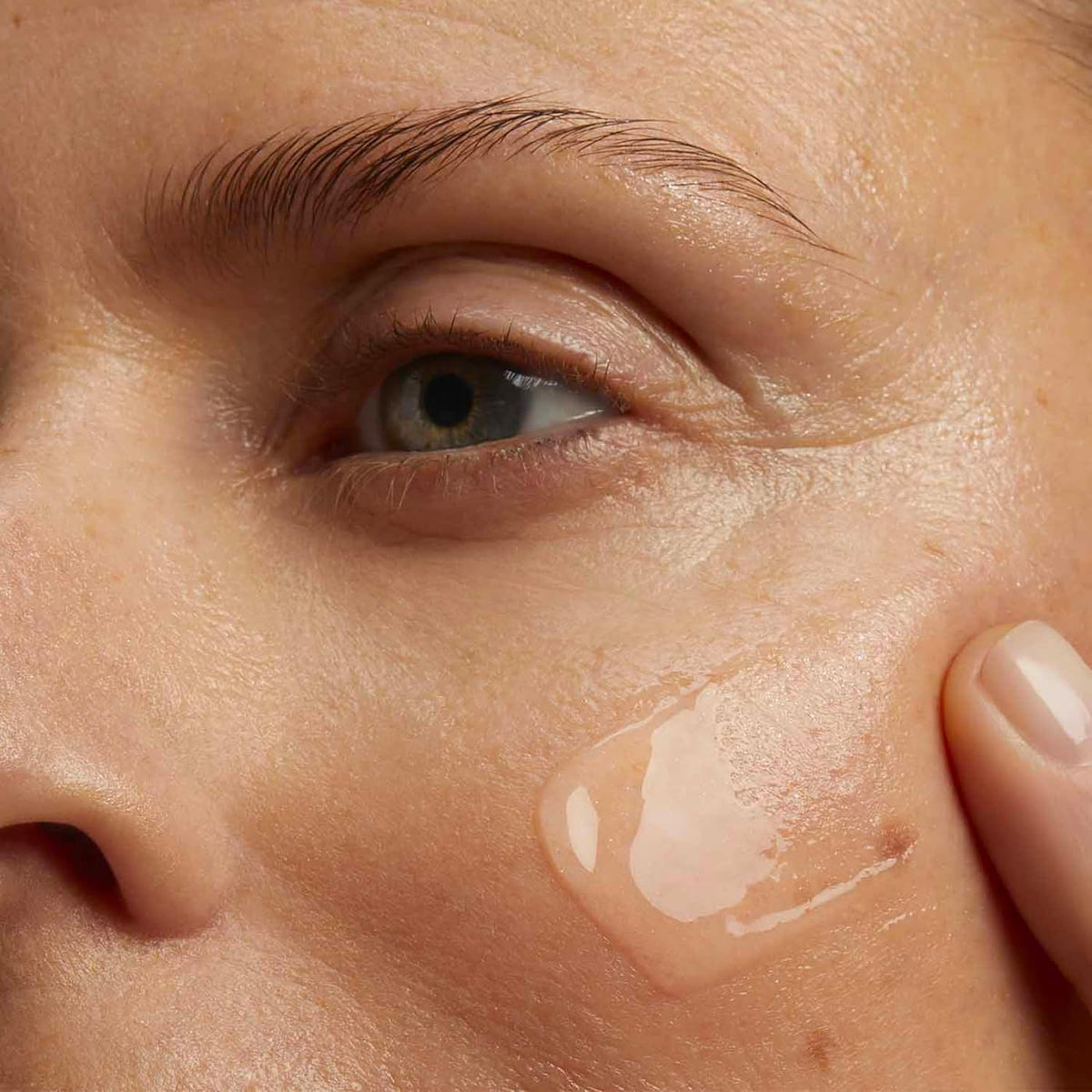 Clarins smoothing treatment essence texture demonstration