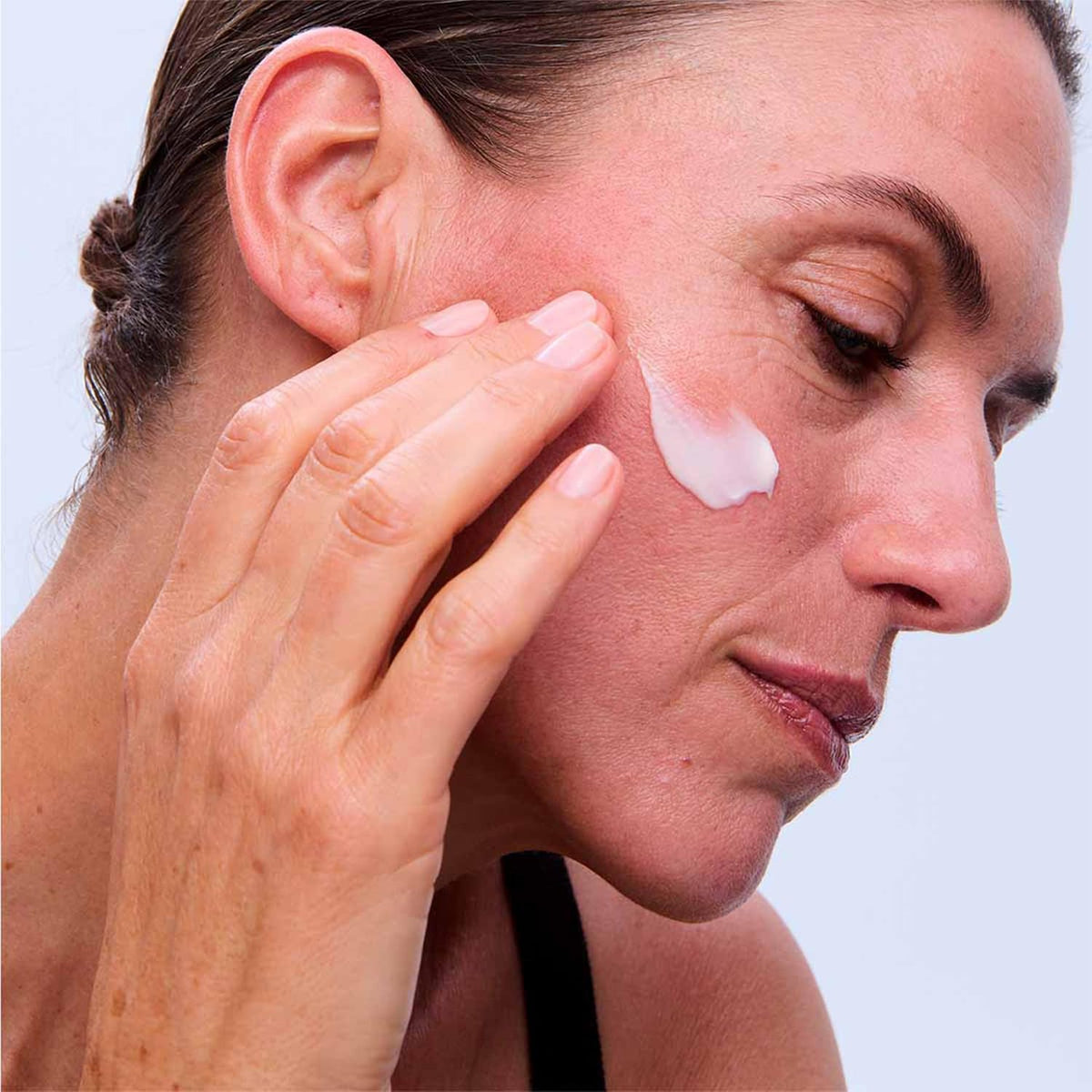 Clarins Nutri-Lumiere Day Cream side profile of metallic gold jar
